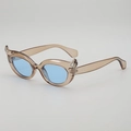 Occhiali da sole cat-eye con montatura marrone chiaro, lenti blu e ali argentate - Montatura Tè Trasparente Lente Blu
