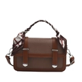 Braune Canvas- und Lederschultertasche mit dekorativem Seidenschalgriff und Metallschnallen - Kaffeebraun