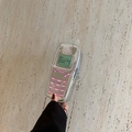 Silberne Umhängetasche in Handyform mit rosa Tasten und einer Metallperlenkette - Silber