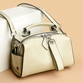 Borsa a tracolla beige con cuciture a blocchi e dettagli argentati su cubo decorativo - Bianco Sporco