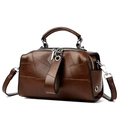 Sac Boston en cuir marron foncé avec coutures apparentes et bandoulière réglable - Marron
