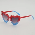 Occhiali da sole per bambini a forma di cuore con sfumatura rosso blu e margherite - Montatura Sfumata da Rosso a Blu (Lenti Grigie Doppie)