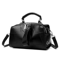 Sac Boston chic en cuir noir à motif litchi avec ferrures argentées et bandoulière - Noir