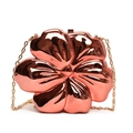 Elegante roségoldene Umhängetasche in Blumenform mit Metallic-Finish und Goldkette - Rosarot