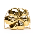 Elegante goldene Abendtasche in Blumenform mit glänzender Spiegelseite und Kette - Gold