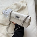 Elegante borsa a tracolla bianca in pelle coccodrillo con catena argento e fibbia a U - Bianco