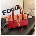 Sac à main rouge texture croco avec rabat floral et fermoir rotatif doré élégant - Rouge