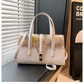 Sac bandoulière beige chic avec rabat floral violet et fermoir rotatif doré - Blanc