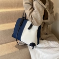 Grande borsa tote in denim e tela con manici in pelle in una scena di moda - Blu e Bianco