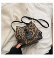 Schicke Beuteltasche mit Leopardenmuster, schwarzem Lederbesatz und verstellbarem Gurt - Schwarz