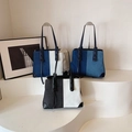 Tre borse tote bicolore in denim e tela con angoli in pelle su un supporto elegante - Blu