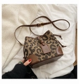 Beuteltasche mit Leopardenmuster aus Canvas mit braunem Lederbesatz und Kordelzug - Kaffeebraun