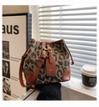 Retro-Beuteltasche mit Leopardenmuster, Kordelzug und braunem Lederbesatz - Braun