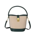 Bolso tipo cubo de cuero verde oscuro con tela beige y cierre giratorio dorado - Verde