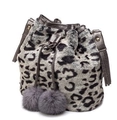 Detail der Leoparden-Eimertasche aus Kunstpelz mit Plüsch-Pompons und Kordelzugverschluss - Leopardenmuster Grau