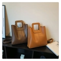 Borsa a tracolla minimalista in ecopelle con manico quadrato nei colori caffè e cammello - Marrone