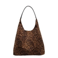 Stilvolle Hobo-Tasche mit Leopardenmuster und schwarzen Lederriemen auf weißem Grund - Brauner Leopard (2)