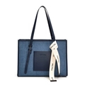 Bolso tote de mezclilla azul con bolsillo de cuero y cinta decorativa blanca - Azul claro