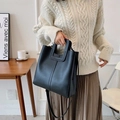 Borsa a tracolla nera minimalista con manico quadrato traforato e tracolla sottile trendy - Nero