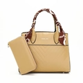 Set borsa beige e portafoglio coordinato con trapuntatura a V e sciarpa di seta decorativa - Cachi