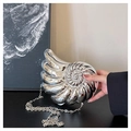 Detailopname van een zilveren schelpvormige avondtas met metallic spiraalstructuur - Zilver