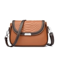 Bolso bandolera marrón para mujer con textura de serpiente y hebilla de metal fino - Marrón