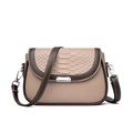 Elegante bolso de silla bicolor en beige y marrón con textura de serpiente y herrajes plateados - Caqui