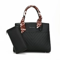 Set borsa tote in pelle nera con cuciture a V e foulard di seta decorativo incluso - Nero