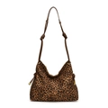Borsa hobo invernale in nylon con stampa leopardata e tracolla regolabile marrone - Marrone