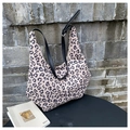 Bolso hobo con estampado de leopardo y correa ajustable de cuero negro para mujer - Caqui