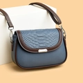 Bolso bandolera bicolor azul y marrón de cuero acolchado con detalles dorados - Azul