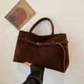 Borsa tote minimalista in pelle scamosciata marrone scuro con cintura decorativa e fibbia - caffè