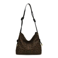 Borsa tote in nylon leopardato con spallacci in pelle nera e placca metallica frontale - Nero