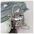 Silberne Pailletten Beuteltasche mit Kordelzug und gewebtem Metall Kettenriemen - Silber