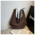 Bolso de hombro Hobo con estampado de leopardo marrón y correas de cuero negro - Marrón