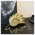 Gouden avondtas in de vorm van een nautilus met glanzende metalen finish en ketting - Goud