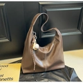 Borsa tote marrone scuro con cuciture bianche e ciondolo a forma di mazza da baseball - Color Fango (Con Ciondolo)