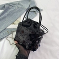 Schicke schwarze Pailletten-Beuteltasche mit Kordelzug und silberner Ketten-Schulterriemen - Schwarz