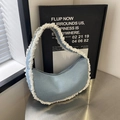 Borsa hobo in denim azzurro con bordo in lana bianca e chiusura a zip robusta - Blu