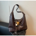 Borsa tote marrone scuro in ecopelle con cuciture a contrasto e ciondolo a bambola - Caffè (Con Ciondolo)