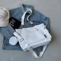 Sac à bandoulière blanc décontracté avec petit porte-monnaie sur veste en jean bleue - Blanc