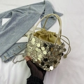 Luxuriöse goldene Eimertasche mit Pailletten, Kordelzug und silbernem Kettenriemen - Gold