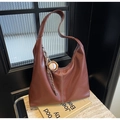 Borsa Hobo in pelle marrone con cuciture bianche a contrasto e ciondolo da baseball - Marrone Caramello (Con Ciondolo)