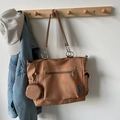 Grand sac fourre-tout marron avec petit porte-monnaie assorti sur un cintre en bois - Kaki