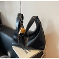 Borsa hobo nera con cuciture bianche a contrasto e grazioso ciondolo a forma di orso - Nero (Con Ciondolo)