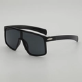 Matzwarte oversized wielrenzonnebril met donkere glazen en zilverkleurige klinknageldetails - Zwart Frame Grijze Lenzen