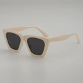 Minimalistische cremefarbene Cat-Eye-Sonnenbrille mit dunklen Gläsern in der Seitenansicht - Cremeweißer Rahmen Graue Gläser
