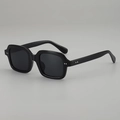 Lunettes de soleil carrées noires avec verres foncés et rivets argentés chic - Monture Noire Verres Gris