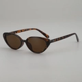 Occhiali da sole cat-eye retrò in tartaruga con lenti marroni, scatto in studio a 45 gradi - Occhiali da sole / Montatura Tartarugata Lente Tè