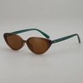 Retro cat-eye sunglasses with translucent brown frames and green temples in 45-degree view - Sunglasses / Tea Frame Green Temple Tea Lens